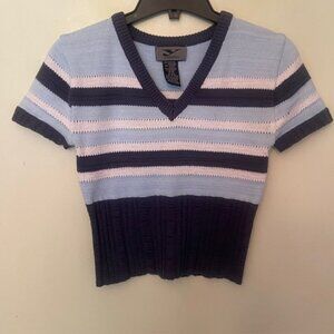 Y LONDON - SOFT KNIT V-NECK, STRIPED CROP TOP